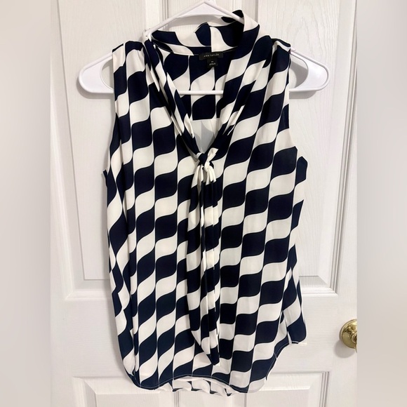 Ann Taylor Black & White Wavy Print Tie-Neck Blouse – Size XS - Picture 1 of 3